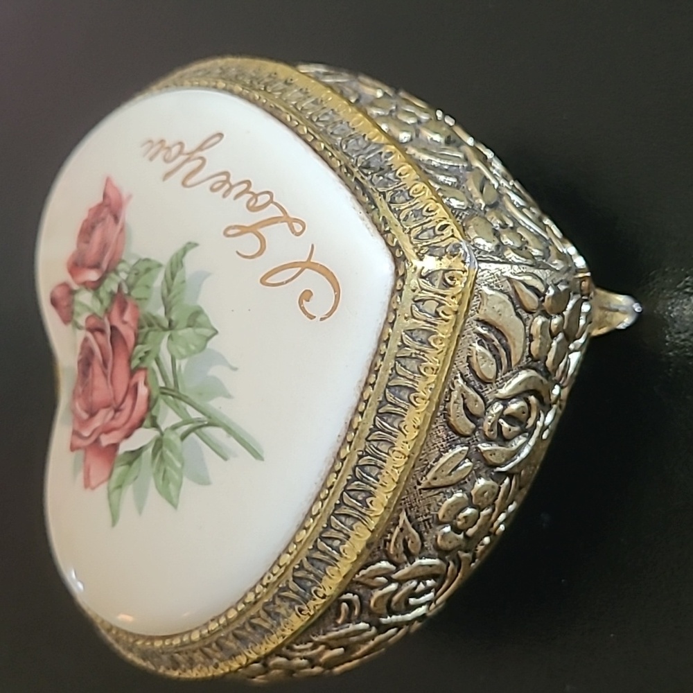 Vintage Sankyo Japan Heart-Shaped Trinket Music Box with Roses - Picture 6 of 8